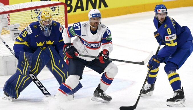 Хоккей: в матче Германия — Казахстан заброшено девять шайб, у Швеции — пятая победа