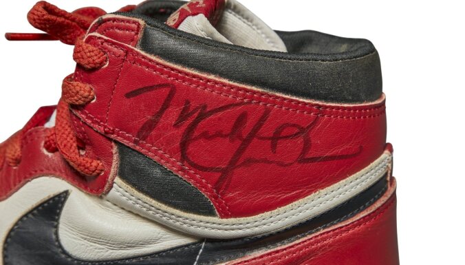 Кроссовки Майкла Джордана проданы за 560 тысяч долларов