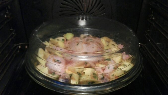 Fotorecepte: kā pagatavot sulīgu vistas cepeti ābolu un ķiploku mērcē
