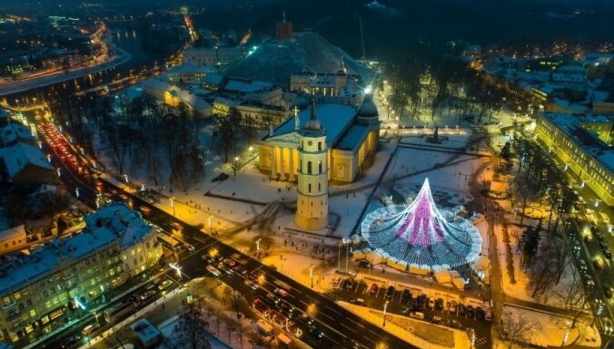 'Delfi' lasītāji par skaistāko Baltijas valstu eglīti atzīst Lietuvas svētku kociņu