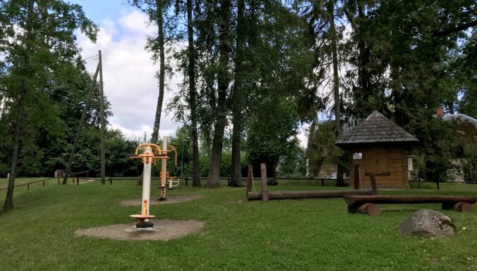 ФОТО. Парк сказок Викса с разнообразными деревянными скульптурами