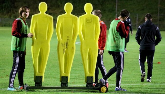 Foto: Latvijas futbola izlase aizvadījusi pirmo treniņu Amsterdamā