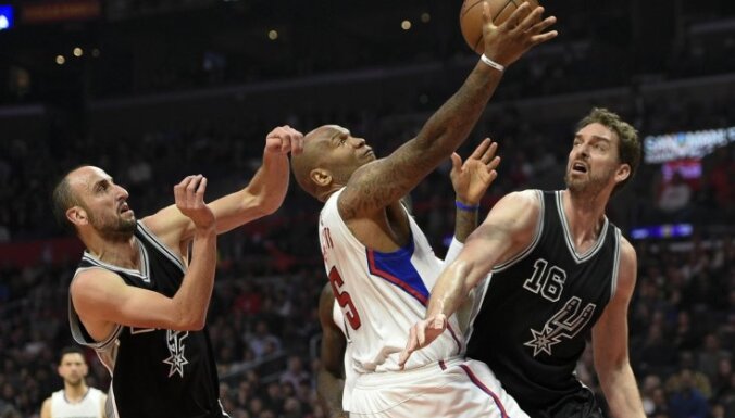 'Spurs' bez Bertāna viesos uzvar 'Clippers' basketbolistus