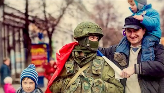 Video: Krievijas armijas koris dziesmā sumina 'zaļos cilvēciņus' Krimā