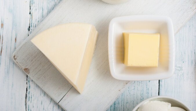 Vienkāršs triks ar sviestu, lai siera klucītis ledusskapī neapkalstu