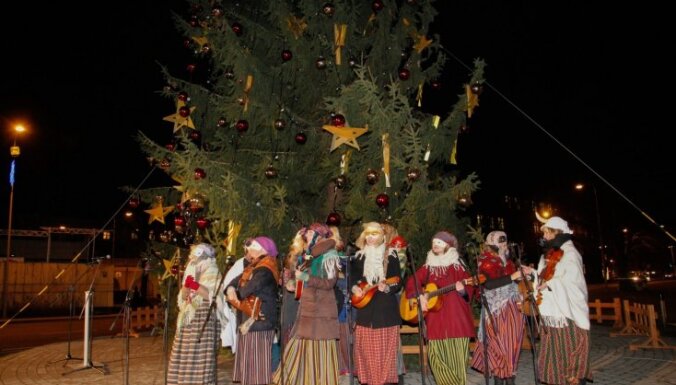 Foto: Krastmalā iemirdzas Ziemassvētku eglīte