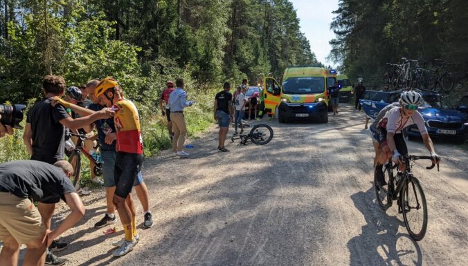 Baltijas ceļa velobraucienā lielā kritienā cietuši vairāki sportisti
