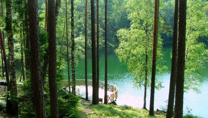 Синий, зеленый, голубой: ТОП-5 ослепительно ярких водоемов Латвии