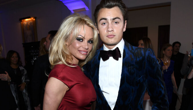 Pamela Andersone lepni atrāda vecāko dēlu