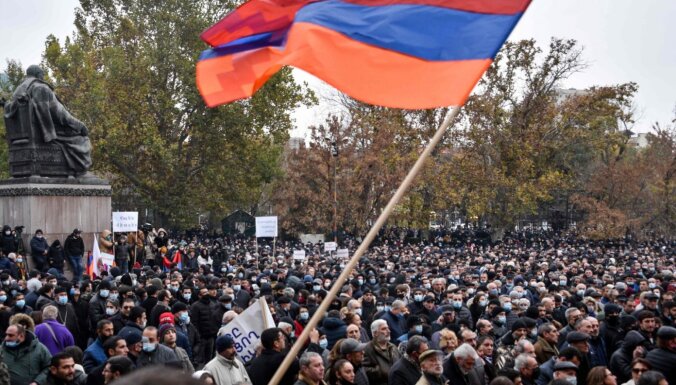 Оппозиционеры ворвались в здание Ереванского госуниверситета