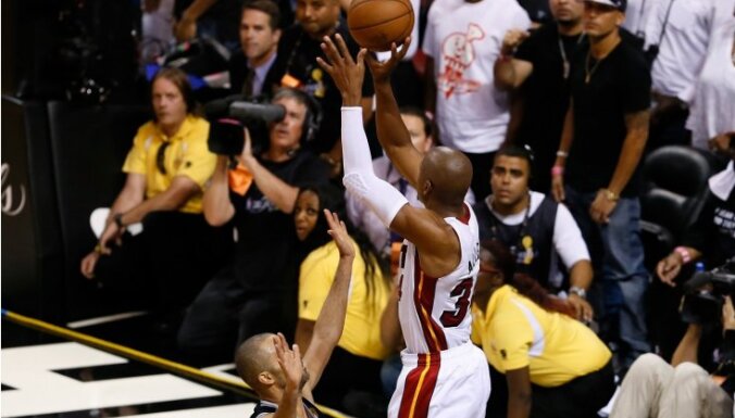 'Heat' dramatiskā cīņā pagarinājumā panāk septīto spēli NBA finālā