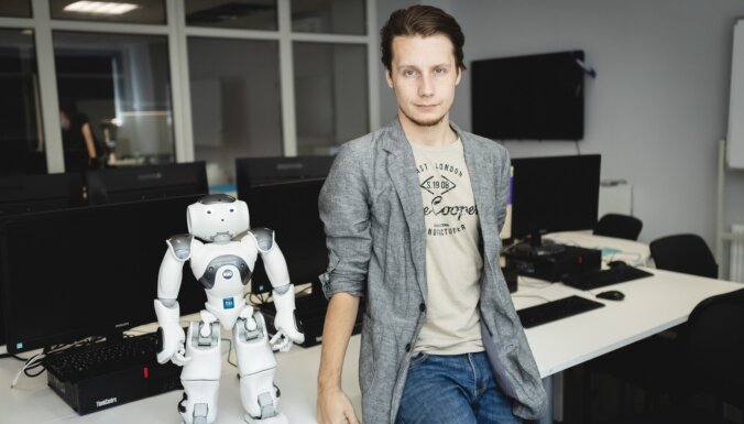 Students Roberts Dedelis māca robotiem jokot un spēlēt futbolu