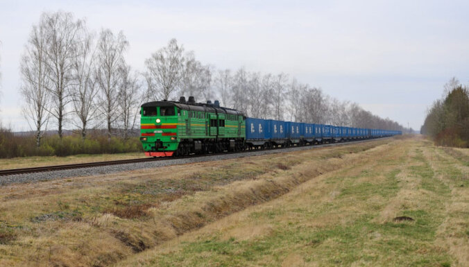 ФОТО: Латвию пересек грузовой состав длиной в километр