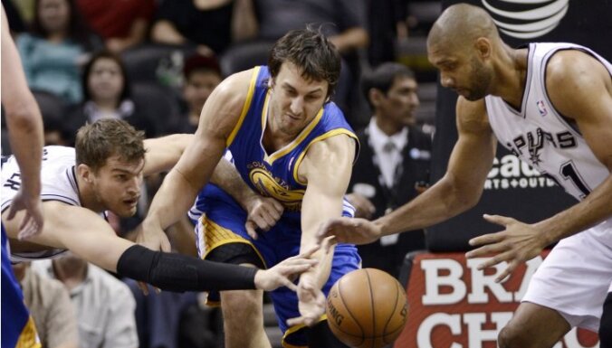 'Warriors' bez Biedriņa piekāpjas Rietumu konferences līderiem 'Spurs'