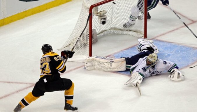 Negaidīti graujošu uzvaru NHL finālsērijā gūst 'Bruins' hokejisti