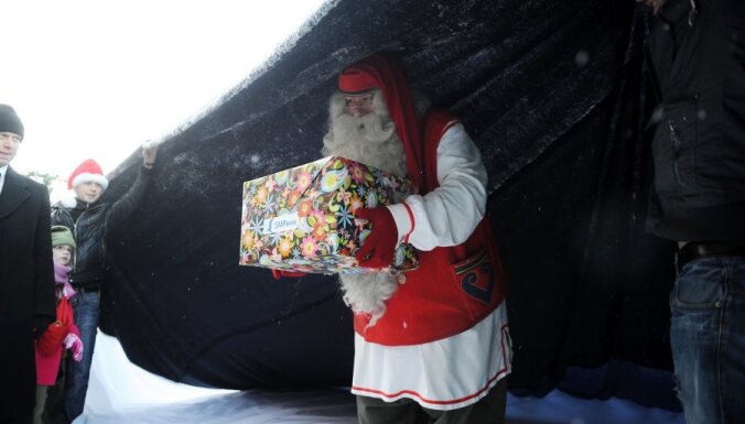 В Латвии сшили самый большой носок для подарков