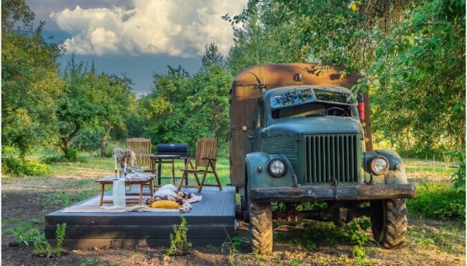 ФОТО. Необычное место для отдыха для двоих – полностью "упакованный" грузовик ГАЗ-63