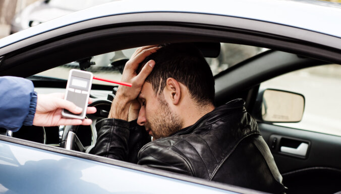Drustu pagastā 'Volkswagen' vadītājs pamatīgā skurbulī izraisa avāriju