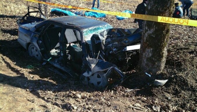 В трагическом ДТП в Видземе погибли шесть человек, в машине найден алкоголь