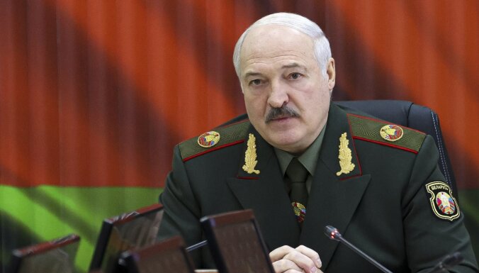 Lukašenko liek apbruņot glābējus, lai arī viņi varētu karot
