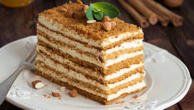 Nacionālais lepnums – medus kūka: 14 receptes svētku galdam