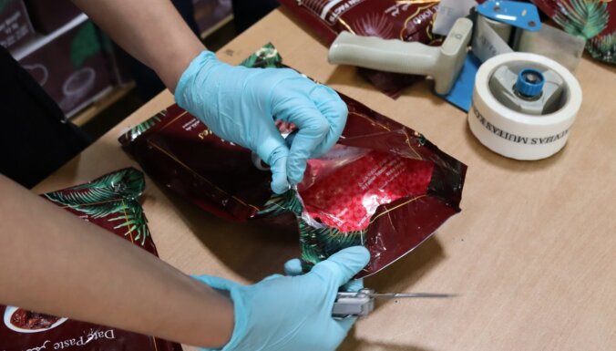 Таможенники нашли 8840 килограммов кальянного табака в упаковках от финиковой пасты