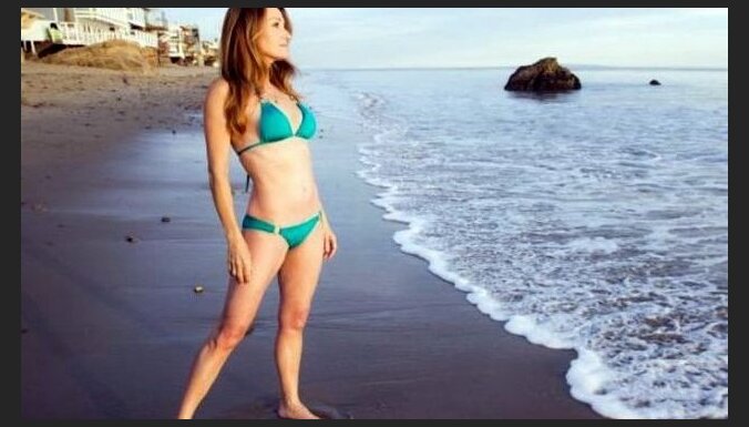 Bonda meitene 62 gadu vecumā pozē bikini