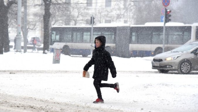 После снегопада в Риге состояние проезжих частей удовлетворительное; опоздания общественного транспорта — минимальны