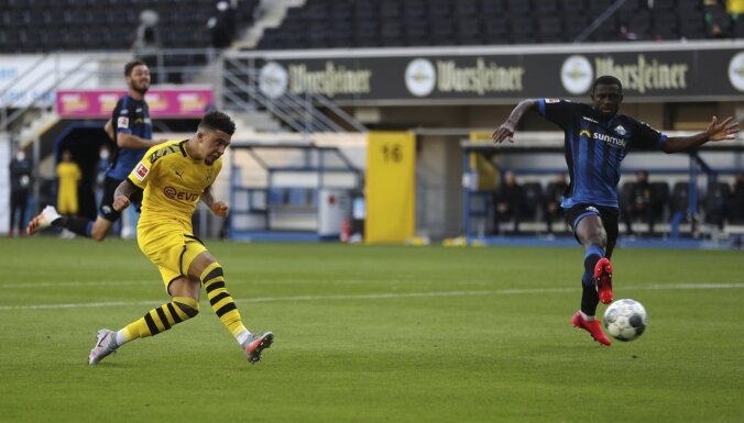Menhengladbahas 'Borussia' pakāpjas uz trešo vietu, Dortmundes 'Borussia' nostiprinās otrajā