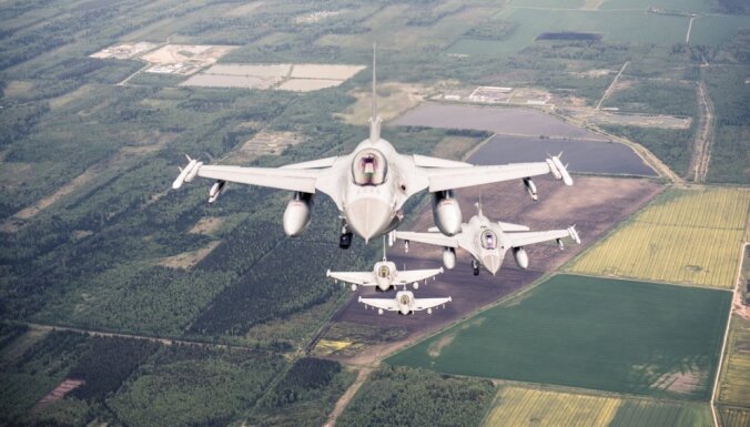 NATO iznīcinātāji no Šauļiem pavada Krievijas militāro lidmašīnu