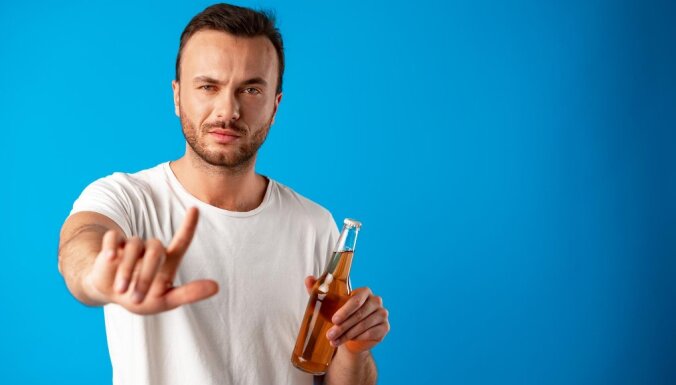 10 brīdinoši signāli, ka alkohols tev kļuvis par problēmu