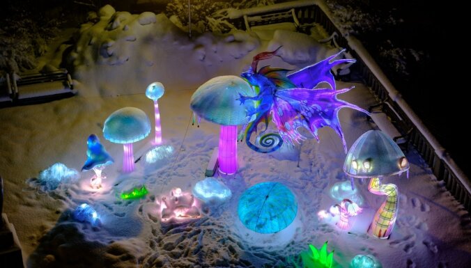 ФОТО. В Сигулде сияет впечатляющий фестиваль шелковых фонарей "В стране чудес"