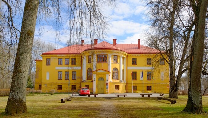 Foto: Saulainā Tiņģeres muižas pils, kas meklējama Talsu novadā