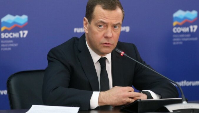 Pilis, jahtas un vīna dārzi: kāda ir Medvedeva slepenā impērija
