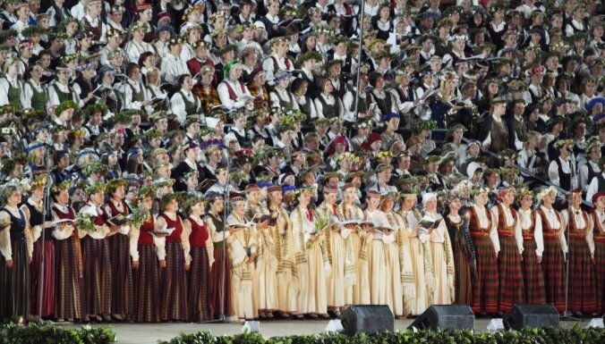 Опрос: 91% латвийцев против того, чтобы политики получили бесплатные билеты на Праздник песни