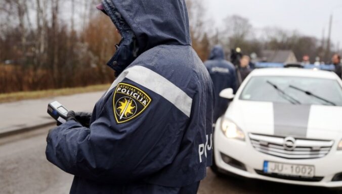 Otrdien avārijās Latvijā cietuši četri cilvēki; pieķerti 14 dzērājšoferi
