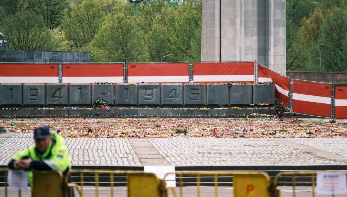 Foto: Arī sestdienas pēcpusdienā pieminekli Pārdaugavā uzrauga ievērojams skaits likumsargu
