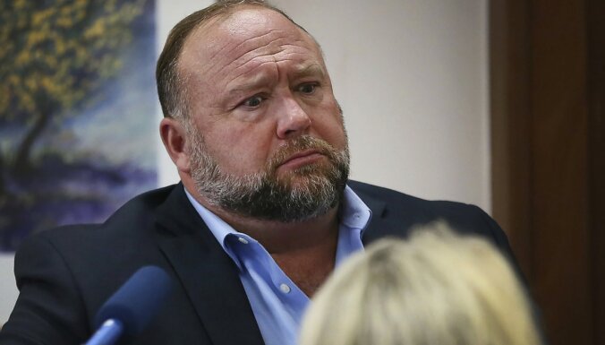 Sazvērestību teorētiķim Aleksam Džounsam piespriests 49 miljonus dolāru liels naudas sods