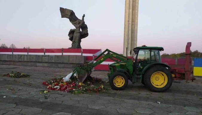 Video: Rīta agrumā novākti ziedi tā dēvētā uzvaras pieminekļa pakājē; Urbanovičs sašutis