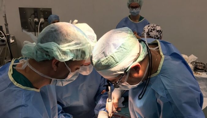ФОТО. В больнице Страдиня провели уникальную на мировом уровне 9-часовую операцию пациенту с раком печени