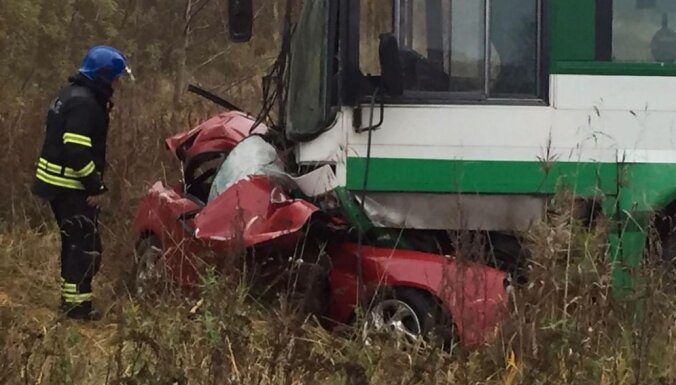 Foto: Igaunijā autobuss līdz nepazīšanai saplacina 'Toyota'