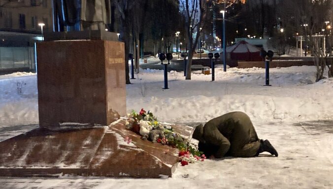 "Риск задержания без причины есть каждый день". Как и почему московская школьница возложила цветы к памятнику Лесе Украинке