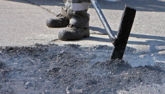 Karstā laikā uz nokalpojušajiem asfalta segumiem var rasties izsvīdumi, brīdina LVC