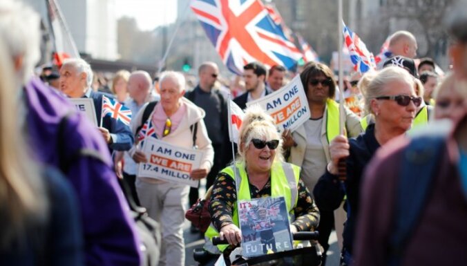 'Brexit' vienošanās noraidīšana sadusmo protestētājus pie Lielbritānijas parlamenta