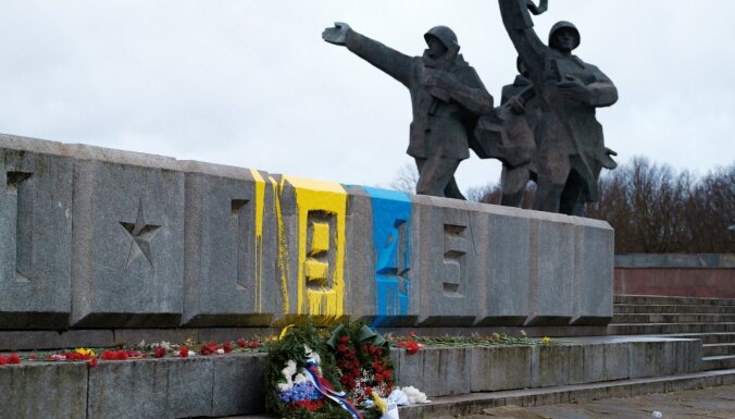 Эхо событий в Украине: в Латвии оскверняют памятники, создается "Ночной дозор"