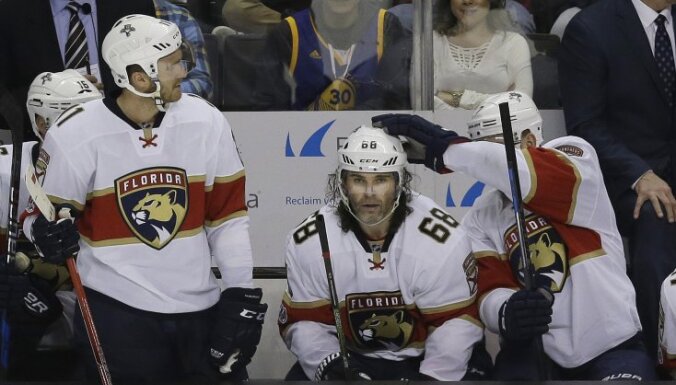 Jaromir Jagr congratulated by Colton Sceviourt (R) after czehs 1900 career point