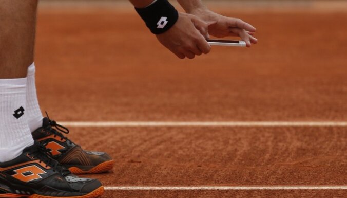 'French Open' mačā tenisists izmanto telefonu, lai pierādītu savu taisnību