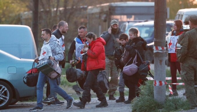 Pabeigta sieviešu, bērnu un sirmgalvju evakuācija no 'Azovstaļ', informē Ukrainas ministre