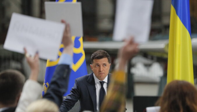 Zelenskis aicina Putinu uz dialogu; kapitulēt nav gatavs