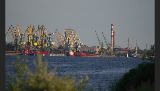 Rīgas ostā notikusi ķīmiskā avārija; evakuēti Voleru, Kundziņsalas un Krēmeru iedzīvotāji (10.40)